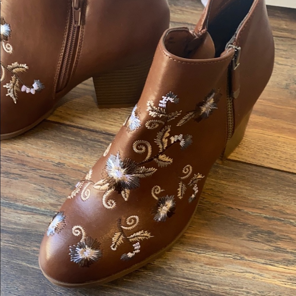 NEW Style & Co Embroidered Ankle Booties Size: 8M - Picture 4 of 6